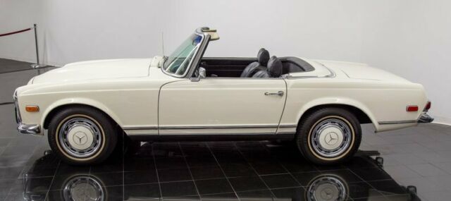 Mercedes-Benz 280SL Convertible 1969 image number 1