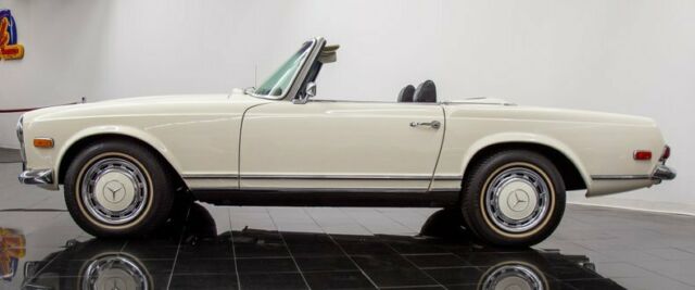 Mercedes-Benz 280SL Convertible 1969 image number 11