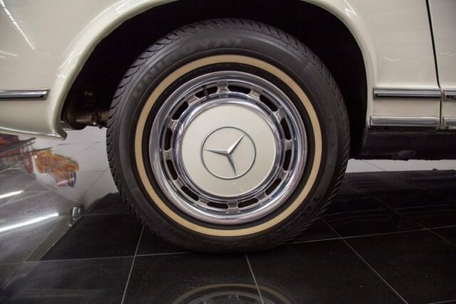 Mercedes-Benz 280SL Convertible 1969 image number 21