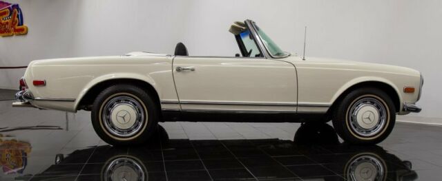 Mercedes-Benz 280SL Convertible 1969 image number 42