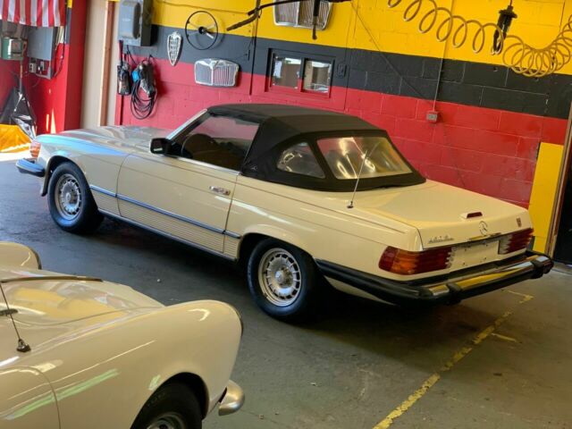 Mercedes-Benz SL-Class 1979 image number 27