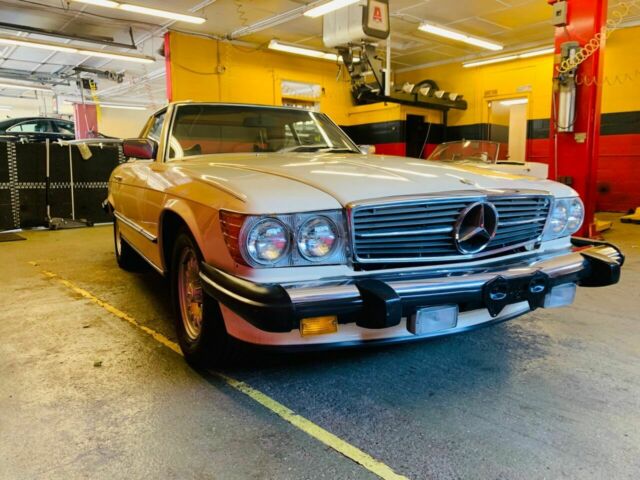 Mercedes-Benz SL-Class 1979 image number 33