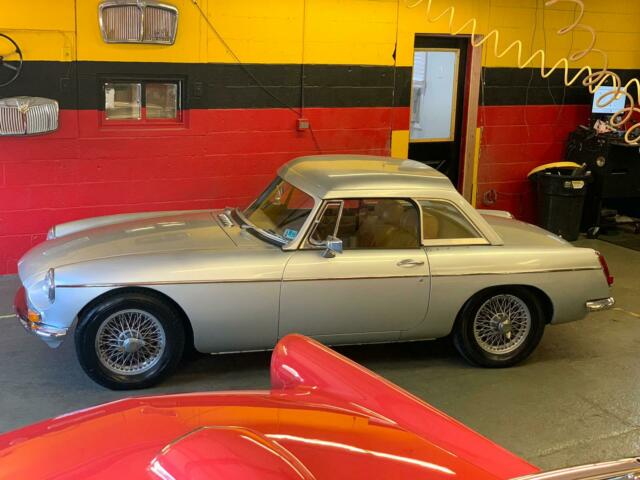 MG MGB 1968 image number 29