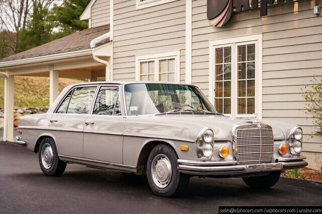 Mercedes-Benz 200-Series 1972 image number 32