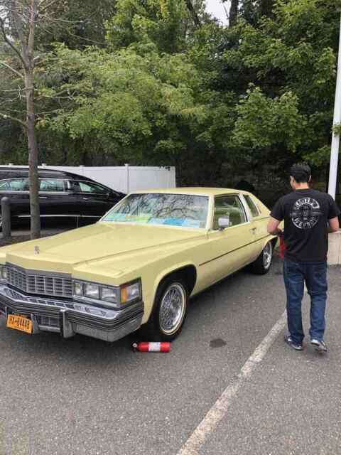 Cadillac DeVille Coupe 1977 image number 2