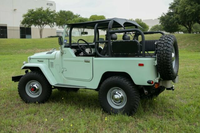 Toyota FJ Cruiser 1978 image number 16