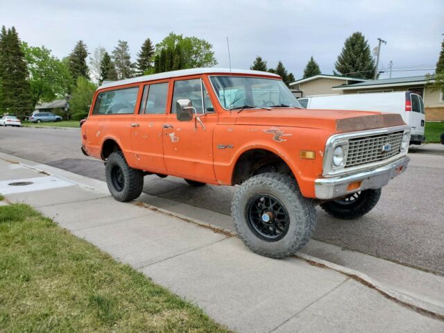 Chevrolet Suburban 1972 image number 1