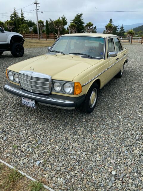 Mercedes-Benz 300-Series 1977 image number 17