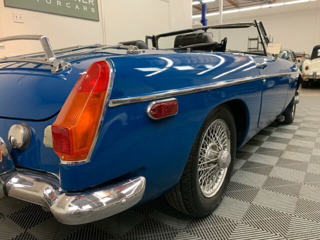 MG MGB 1972 image number 17