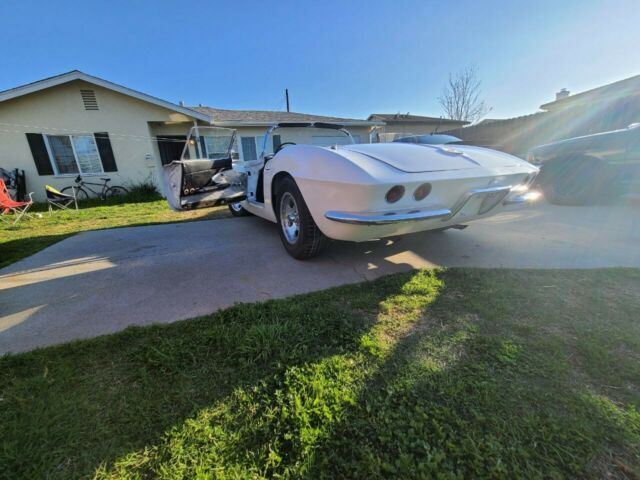 Chevrolet Corvette 1961 image number 30