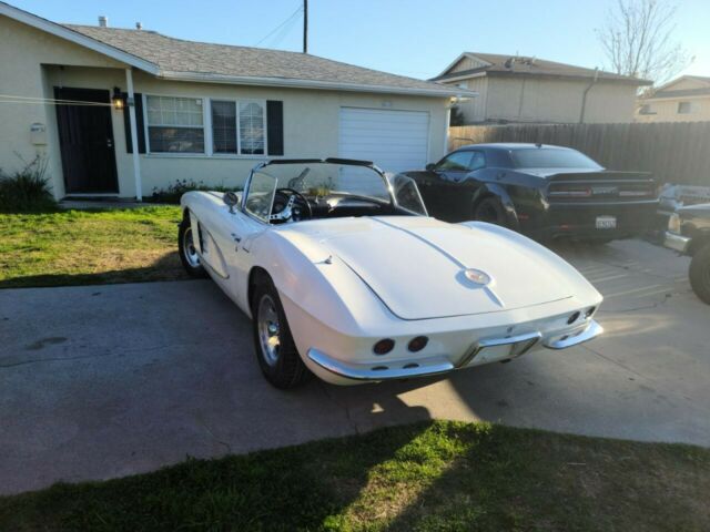 Chevrolet Corvette 1961 image number 31