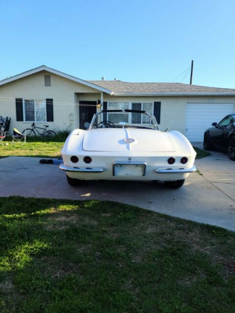 Chevrolet Corvette 1961 image number 32