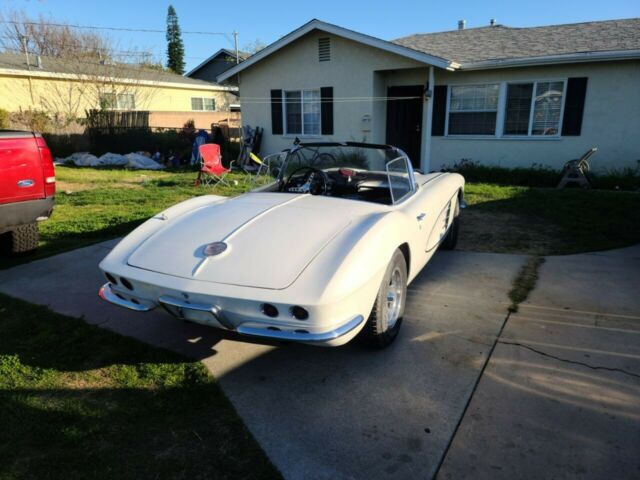 Chevrolet Corvette 1961 image number 33