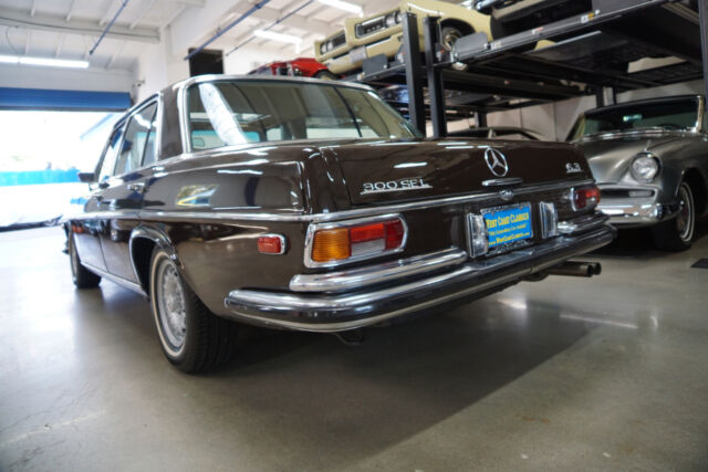 Mercedes-Benz 300SEL 6.3  V8 SEDAN 1971 image number 11