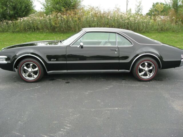 Oldsmobile Toronado 1968 image number 2