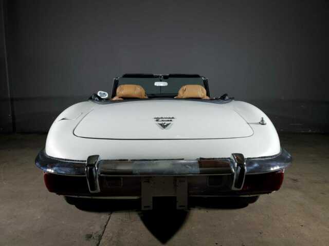 Jaguar E-Type 1971 image number 10