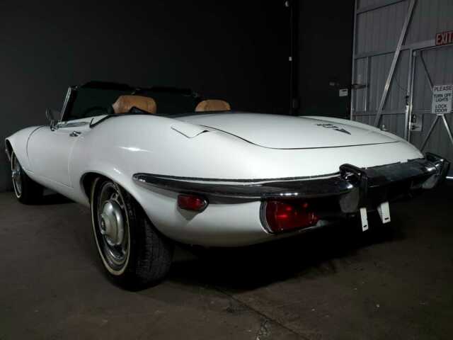 Jaguar E-Type 1971 image number 13