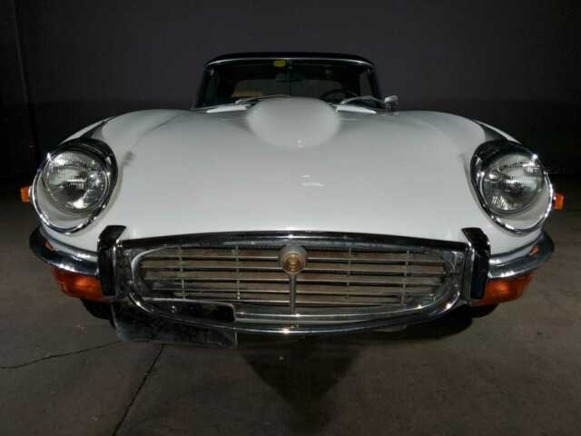 Jaguar E-Type 1971 image number 25