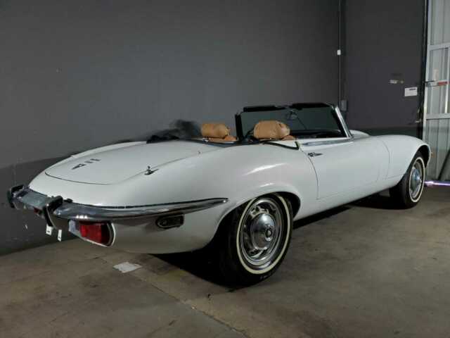 Jaguar E-Type 1971 image number 26