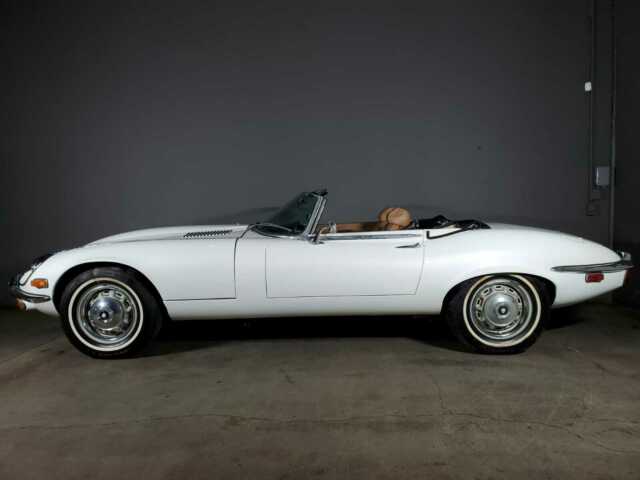 Jaguar E-Type 1971 image number 28