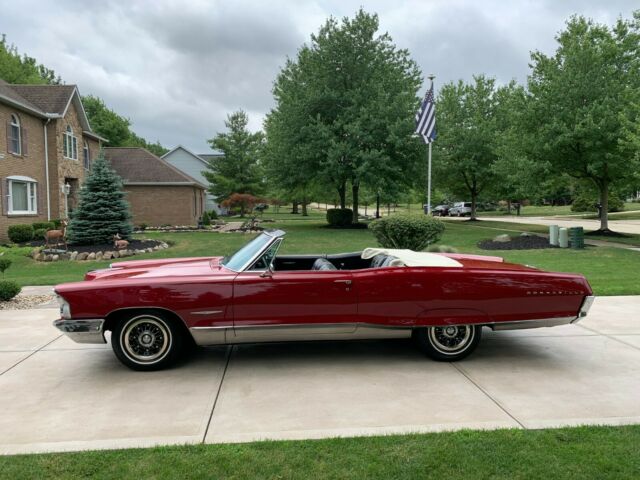 Pontiac Bonneville 1965 image number 1