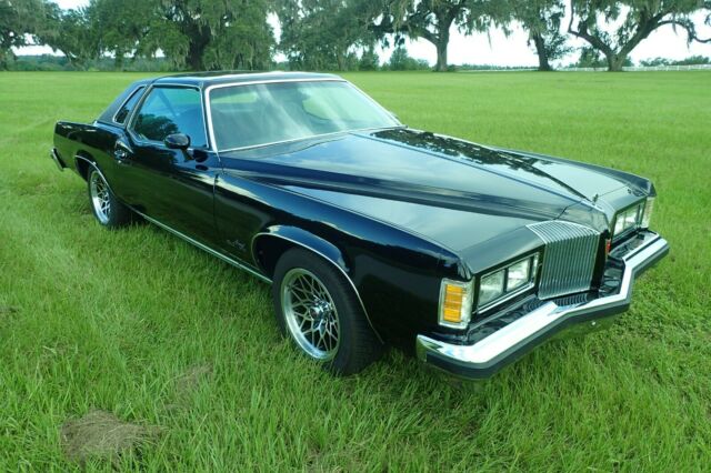 Pontiac Grand Prix 1976 image number 0