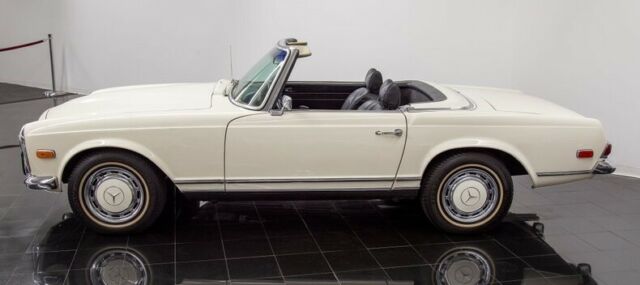 Mercedes-Benz 280SL Convertible 1969 image number 1