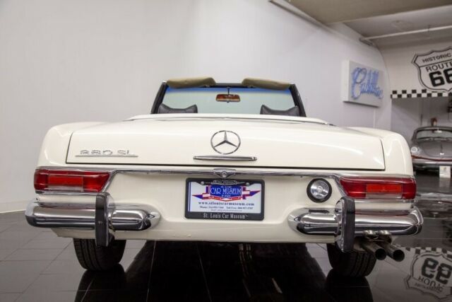 Mercedes-Benz 280SL Convertible 1969 image number 23