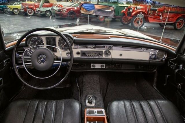 Mercedes-Benz 280SL Convertible 1969 image number 31