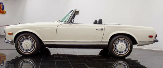 Mercedes-Benz 280SL Convertible 1969 image number 35