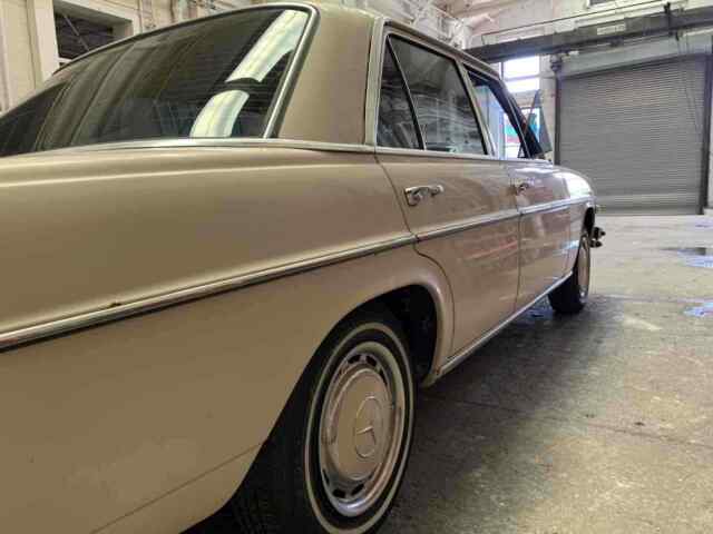 Mercedes-Benz 250 1971 image number 11