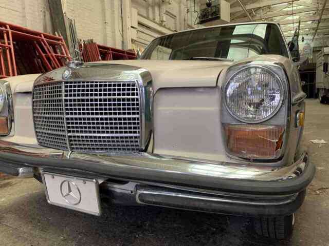 Mercedes-Benz 250 1971 image number 13