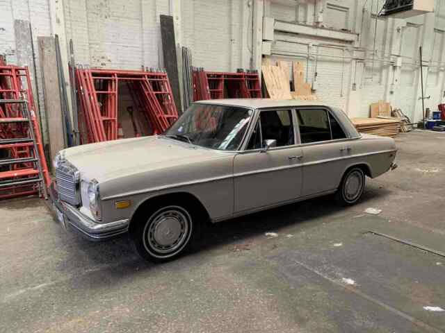 Mercedes-Benz 250 1971 image number 32