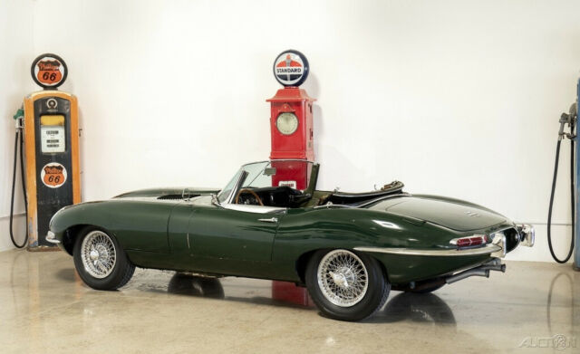 Jaguar E-Type 1965 image number 2