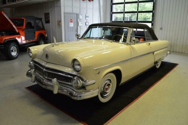 Ford Crestline 1954 image number 2