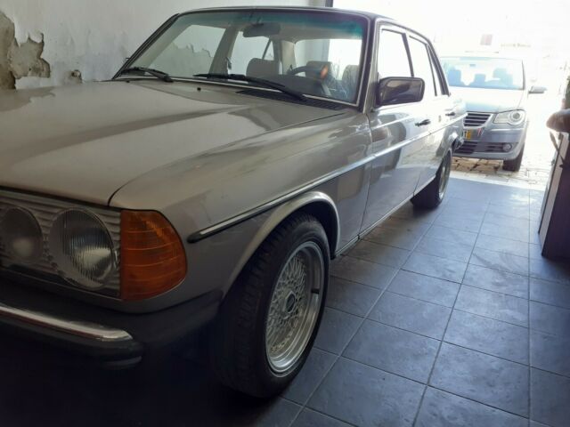 Mercedes-Benz 300-Series 1977 image number 0