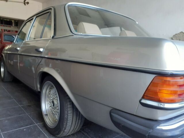 Mercedes-Benz 300-Series 1977 image number 13