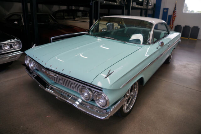 Chevrolet Impala 2 Door Hardtop Custom 1961 image number 24