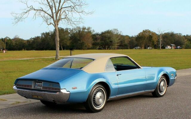 Oldsmobile Toronado 1967 image number 17