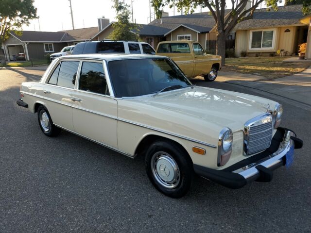 Mercedes-Benz 240D 1976 image number 0