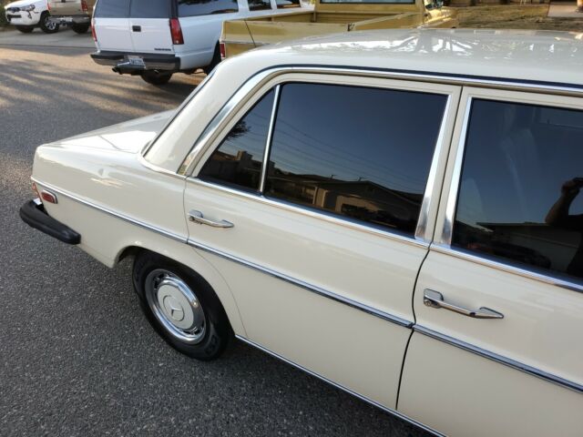 Mercedes-Benz 240D 1976 image number 15