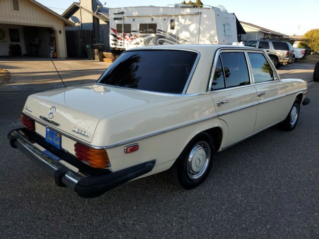 Mercedes-Benz 240D 1976 image number 18