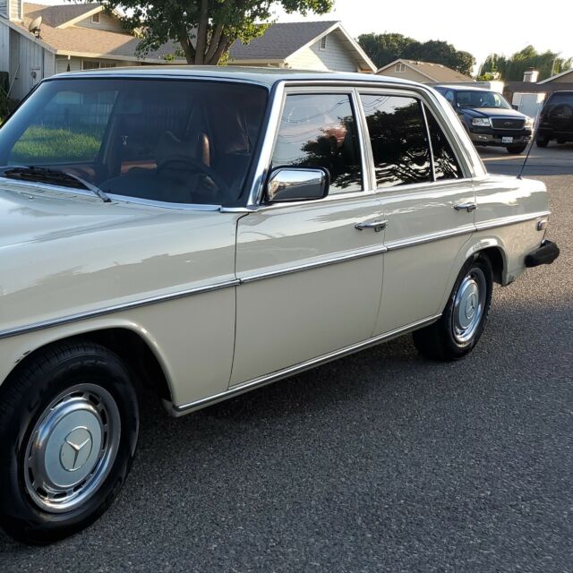 Mercedes-Benz 240D 1976 image number 19