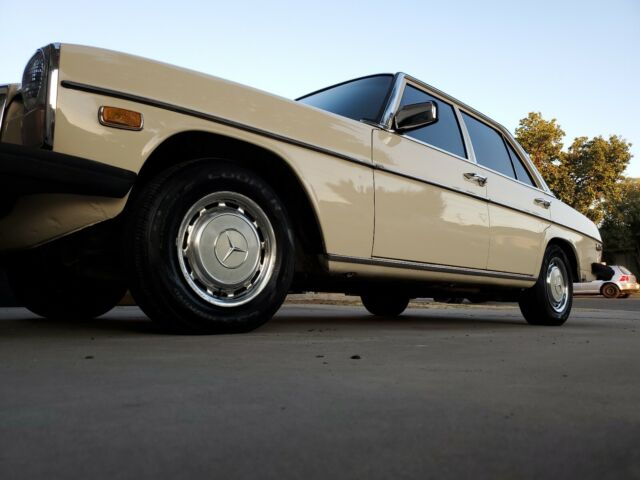 Mercedes-Benz 240D 1976 image number 20