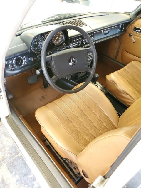 Mercedes-Benz 240D 1976 image number 21