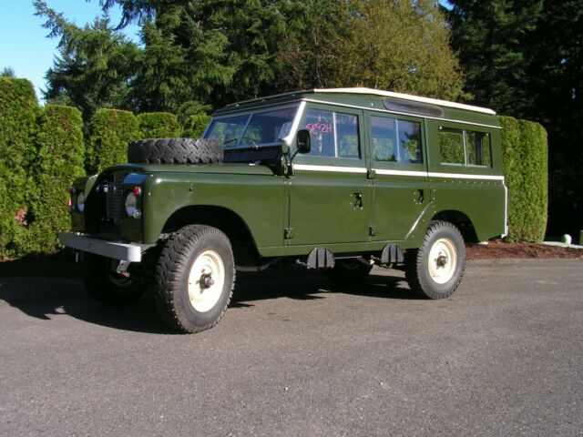 Land Rover Long DeLuxe Safari Station Wagon 1971 image number 1