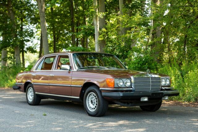 Mercedes-Benz 400-Series 1977 image number 0