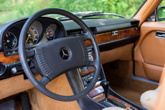 Mercedes-Benz 400-Series 1977 image number 13