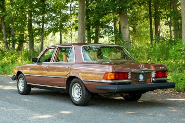 Mercedes-Benz 400-Series 1977 image number 31