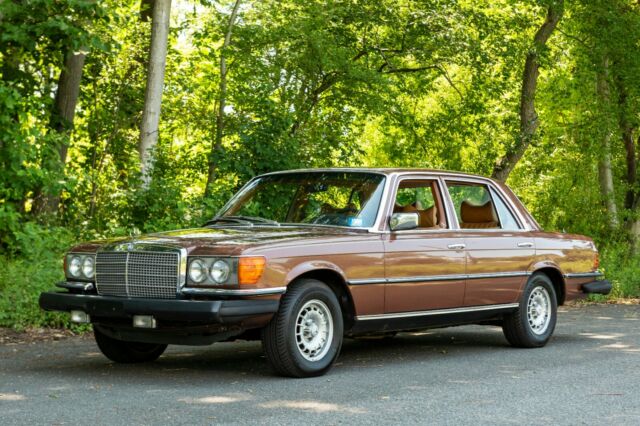 Mercedes-Benz 400-Series 1977 image number 32